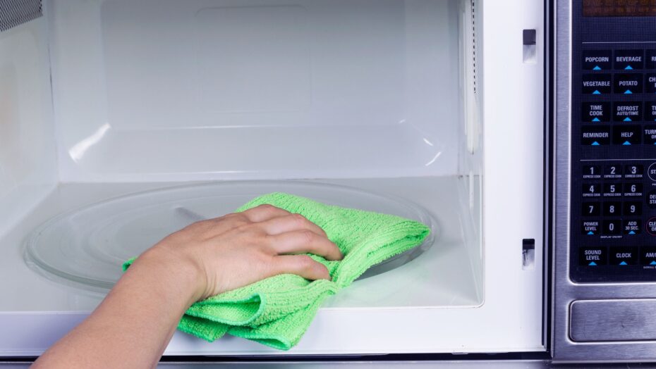 Clean the Interior of The Microwave